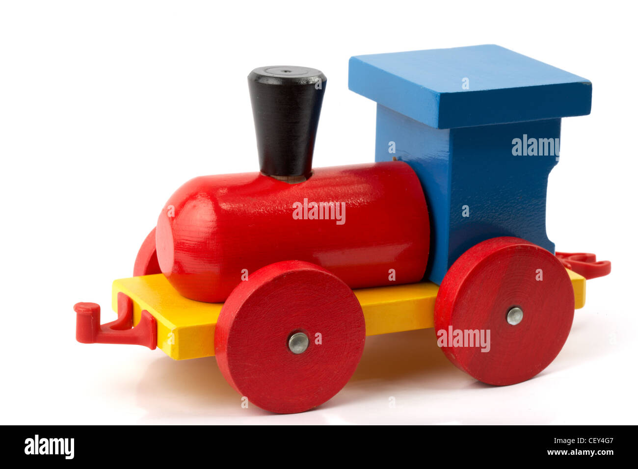 Holzspielzeug, eine Lokomotive in rot und blau, isoliert auf weiss Stockfoto