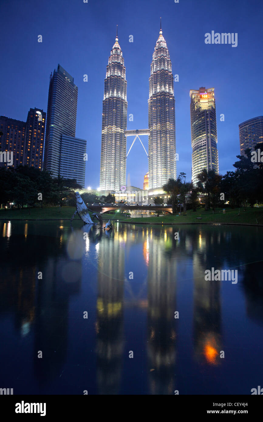Menara Petronas Towers bei Nacht, Kuala Lumpur, Malaysia Stockfoto