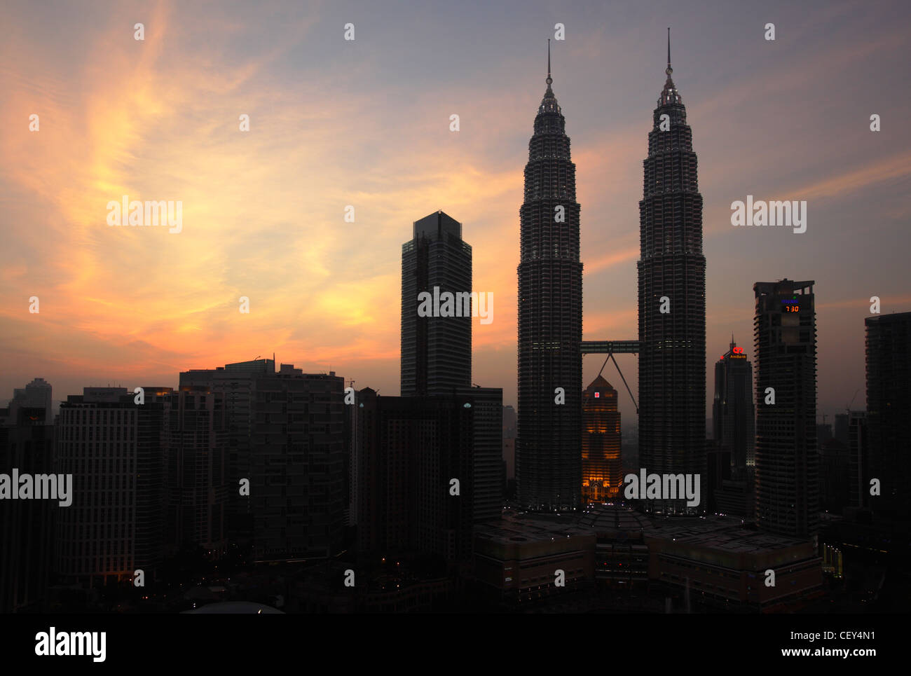 Menara Petronas Towers bei Sonnenuntergang, Kuala Lumpur, Malaysia Stockfoto