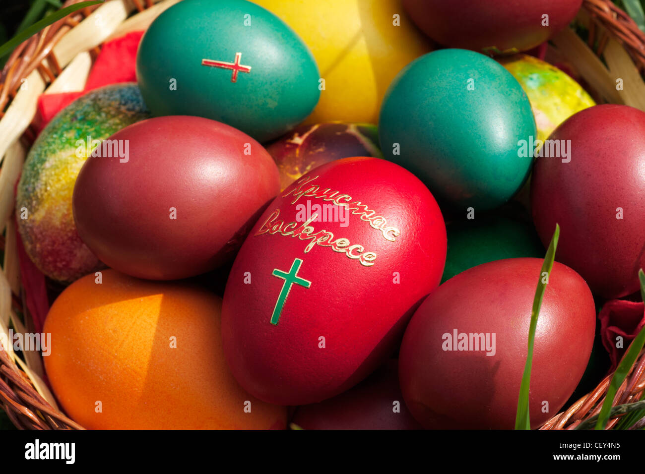 Nahaufnahme, rote Ei mit Kreuz in der Mitte der Ostereier Stockfoto