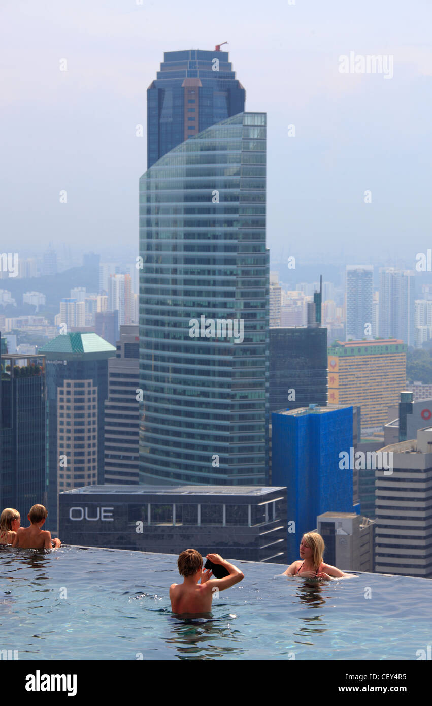 Das Schwimmbad auf der Oberseite Sand Hotel Marina Bay, Singapur Stockfoto