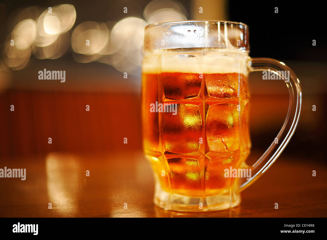 Becher kaltes Licht golden Bier auf einen schönen Hintergrund Stockfoto