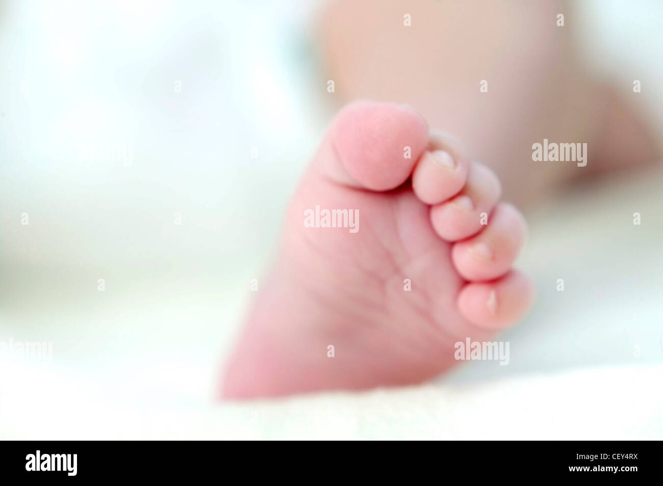 Blick vom Boden des männlichen Kindes Fuß auf weißen Decke liegend Stockfoto