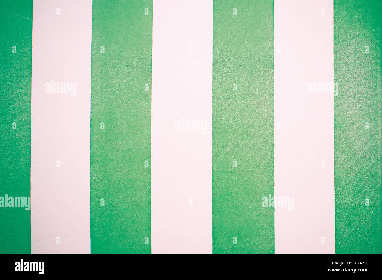 Gestreifte grünem und weißem Kunstleder als Hintergrund Stockfoto