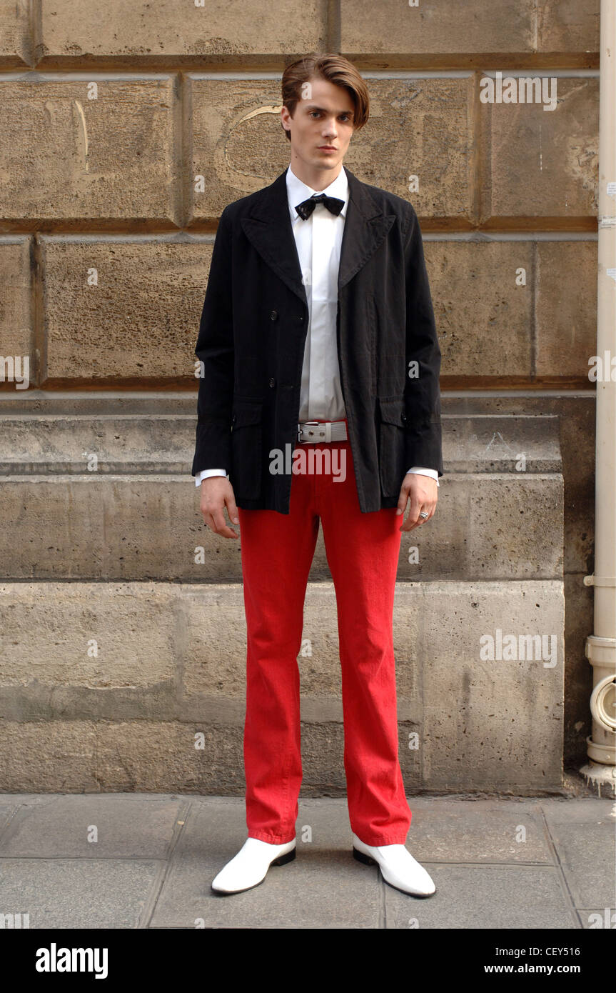 Karl Lagerfeld Paris bereit zu tragen Menswear Frühjahr Sommer Brünette Männermodel tragen eines schwarzen Peacoat, weißen Button-down Hemd, Stockfoto