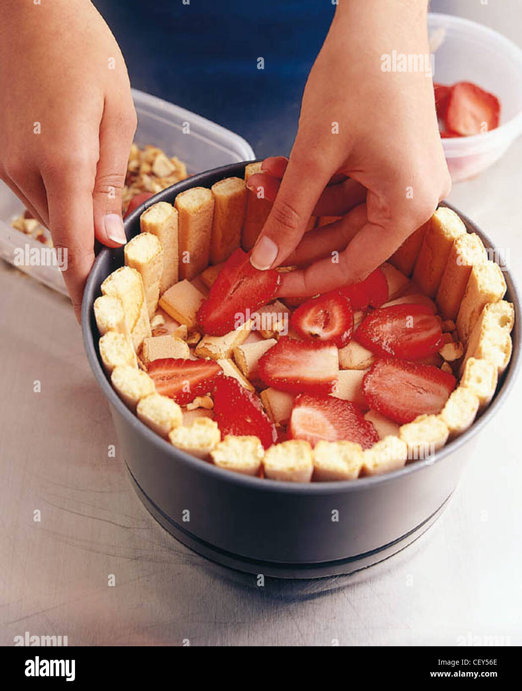 e Schritt für Schritt Erdbeer Charlotte Kuchenform ausgekleidet Schwamm Finger Kekse Schicht Erdbeer Pudding, Schicht Stockfoto