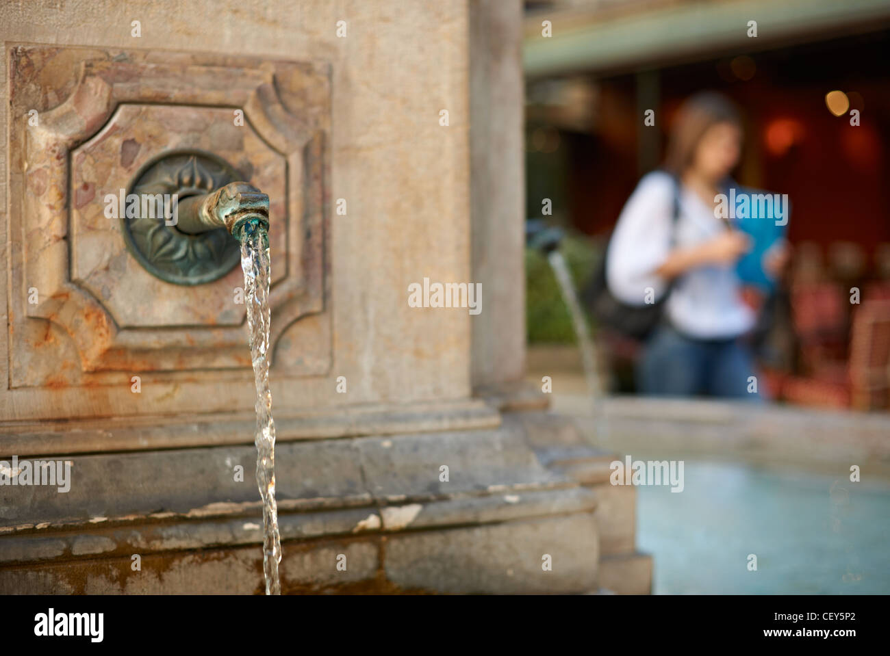 Frisches Wasser-Brunnen in Aix-En-Provence und eine Frau-silhuette Stockfoto