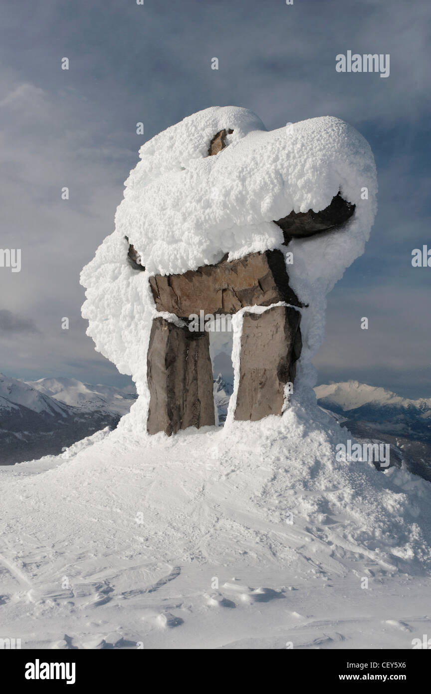 eine schneebedeckte Struktur; Whistler, Britisch-Kolumbien, Kanada Stockfoto