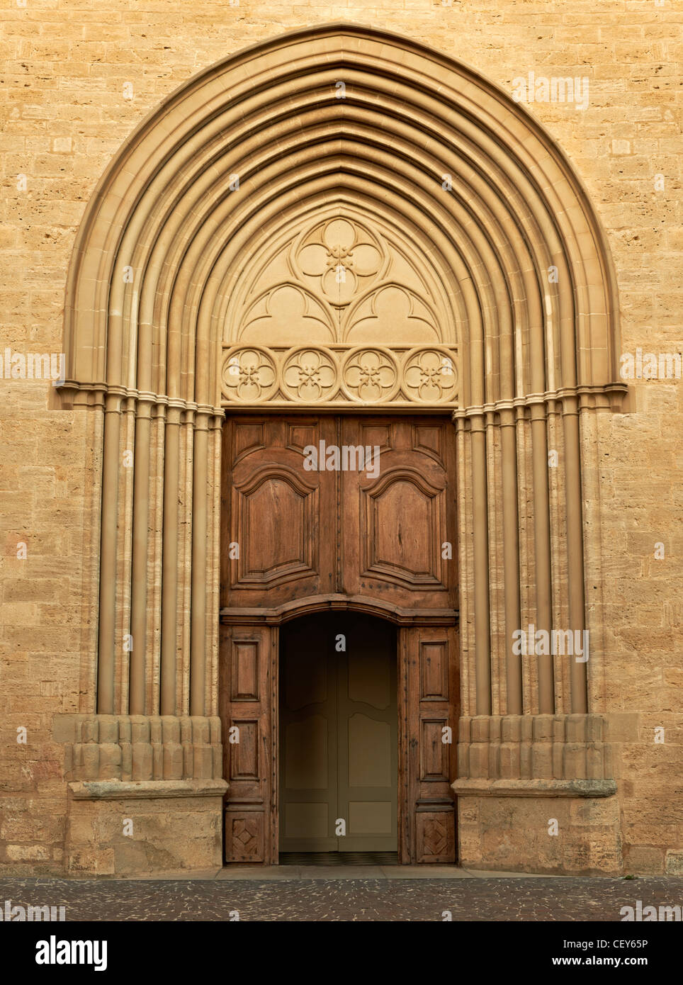 Das Portal der Kathedrale in Cucuron, Provence, Frankreich Stockfoto