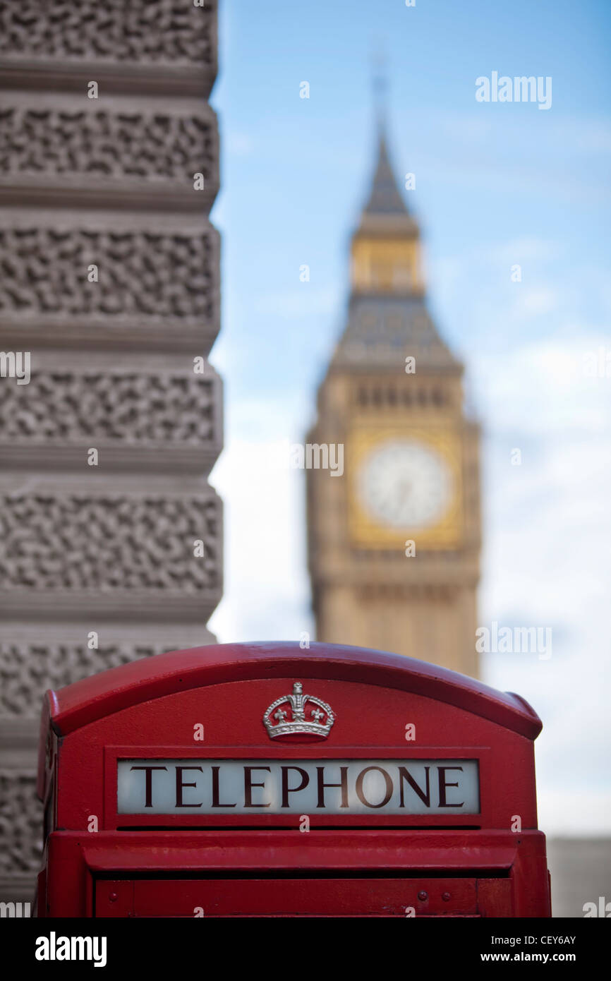 Ein Blick auf eine traditionelle rote Telefonzelle mit Big Ben in der Ferne Stockfoto