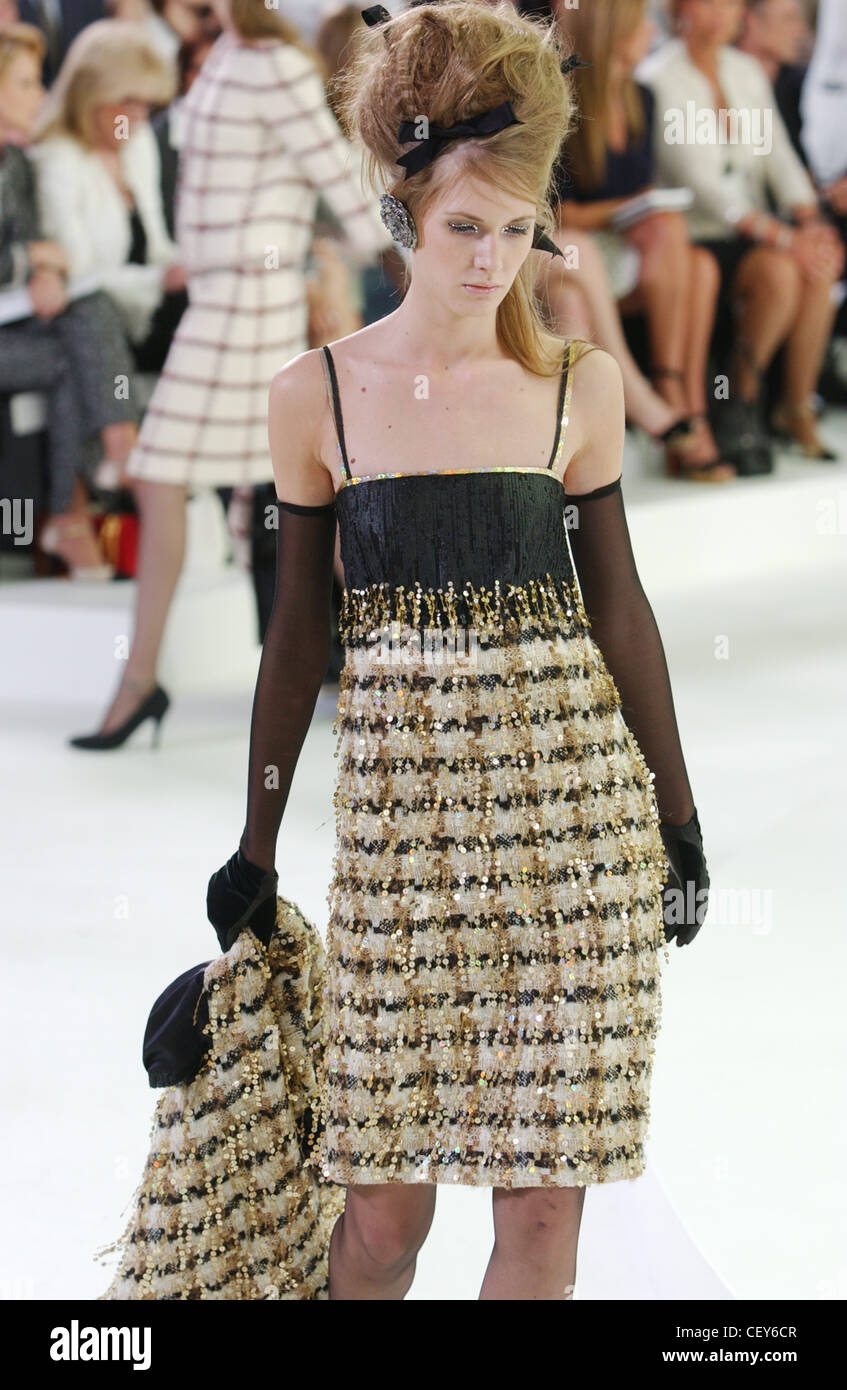 Chanel Paris, Haute Couture A W schwarz und gold knielange Kleid  Spaghettiträger und Pailletten, lange schwarze Handschuhe Leder  Stockfotografie - Alamy