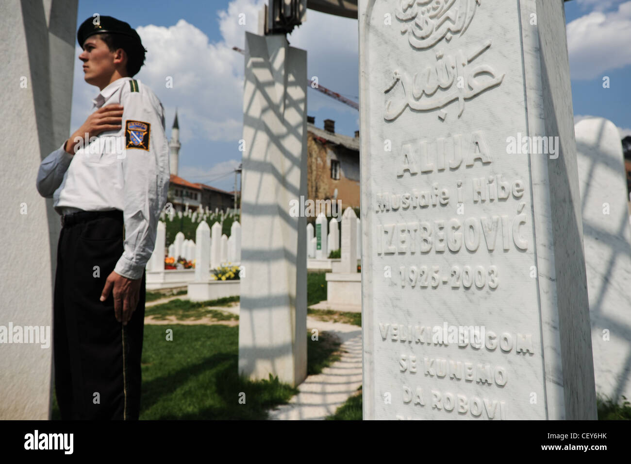 Ein Grabstein des ersten bosnischen Präsidenten Alija Izetbegovic in Kovaci Memorial Center in Sarajevo. Stockfoto