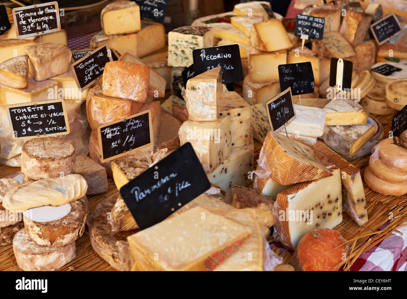 Zufällige französischer Käse auf einem Markt in der Provence Stockfoto