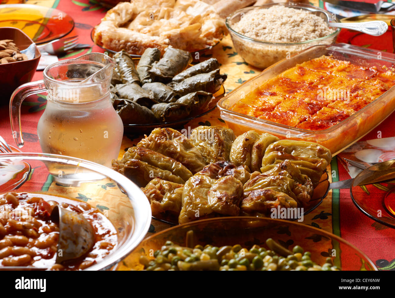 Traditionelle bulgarische Weihnachten Tisch Setup mit vegetarischen Gerichten Stockfoto