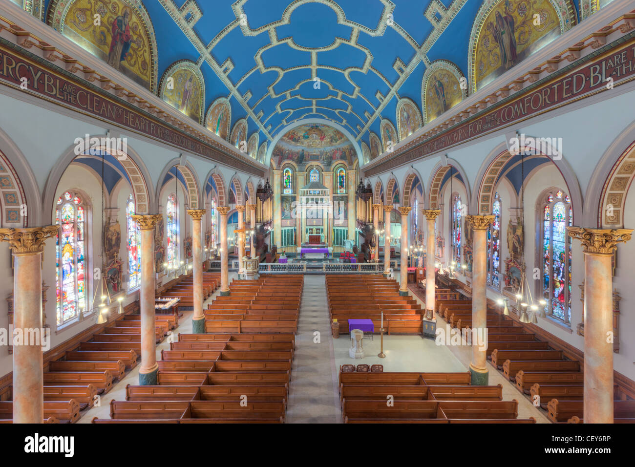 Das schöne Interieur des St. Michael Kirche, eine der Kirchen in der Gemeinde von der Auferstehung, in Jersey City, NJ, USA Stockfoto