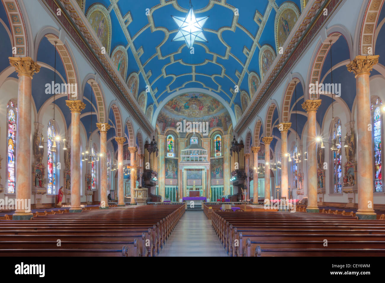 Das schöne Interieur des St. Michael Kirche, eine der Kirchen in der Gemeinde von der Auferstehung, in Jersey City, NJ, USA Stockfoto