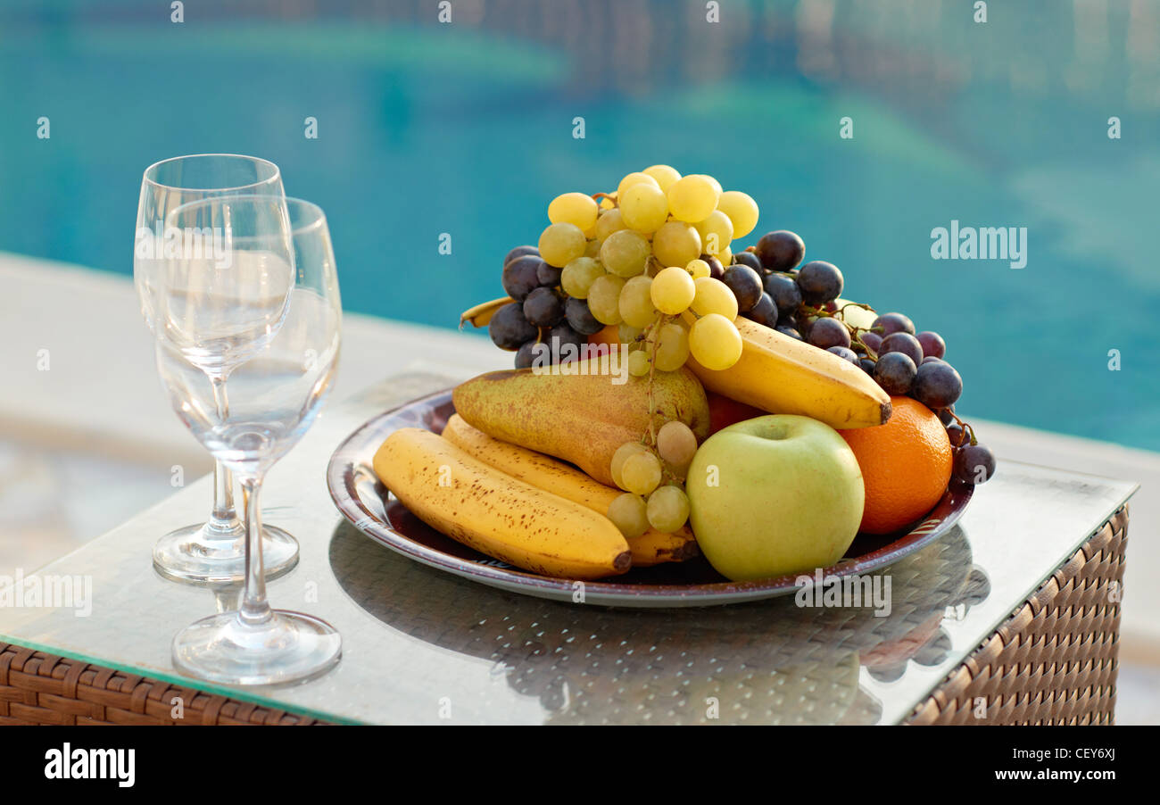 Frisches Obst und Gläser in der Nähe von Blauwasser Stockfoto