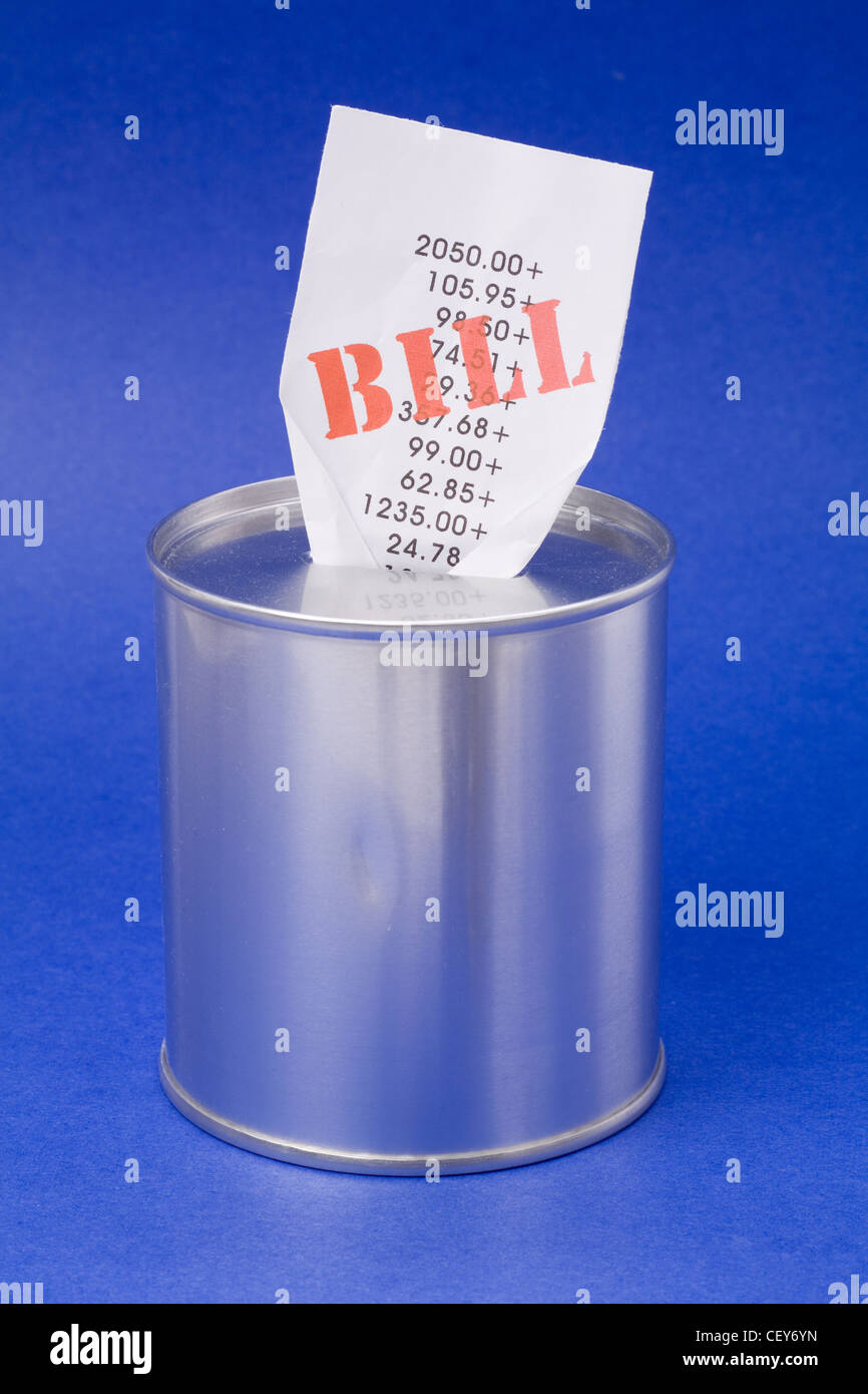 Spardose und Rechnungen, Konzept der Finanzproblem, Konkurs Stockfoto