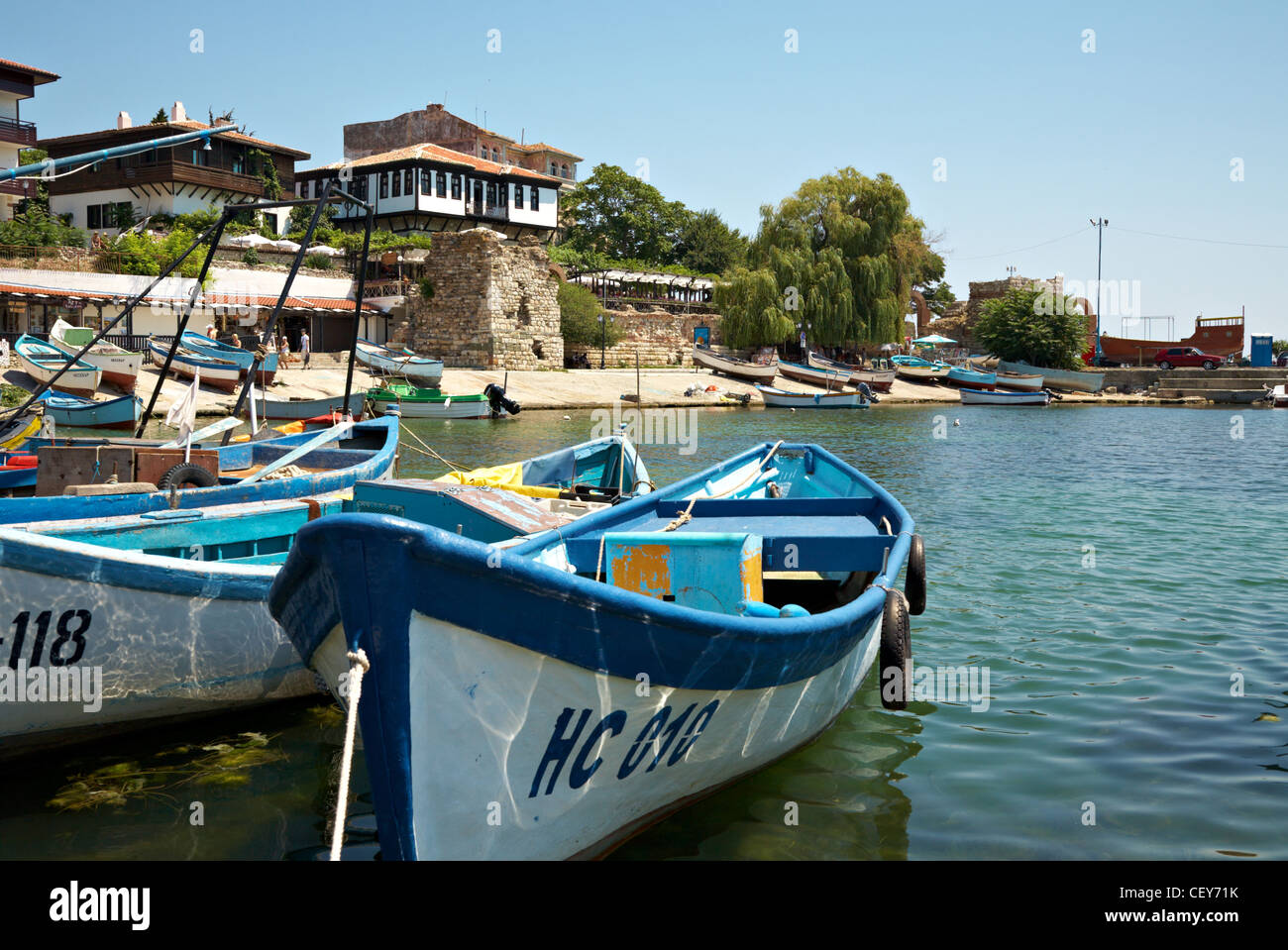 Blick auf alte Nessebar die Stadt mit Booten Stockfoto
