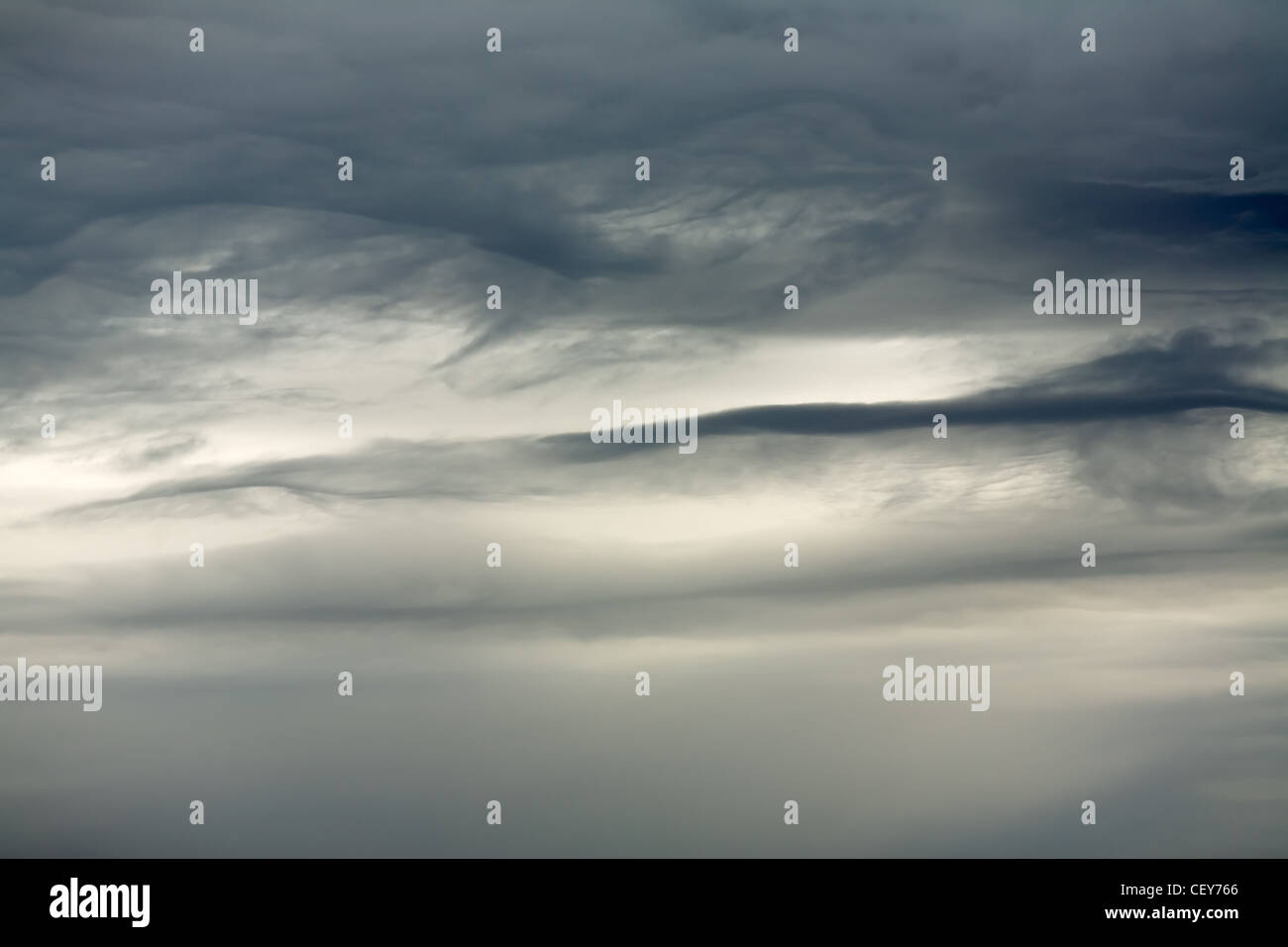 Himmel mit seltsamen dunklen Wolken Stockfoto