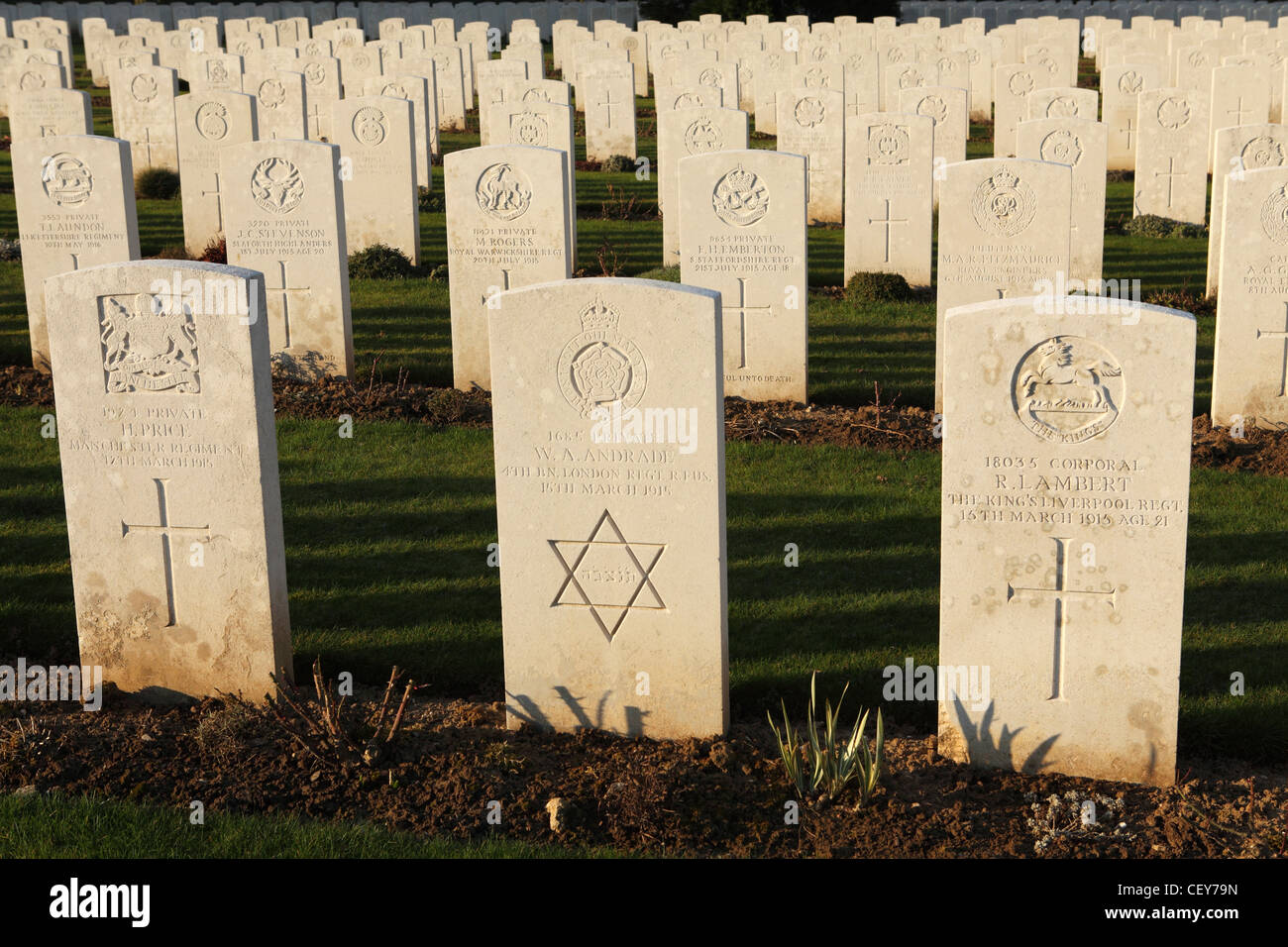 Grabsteine auf dem Kabarett-Rouge British Cemetery bei Souchez, Frankreich. Stockfoto