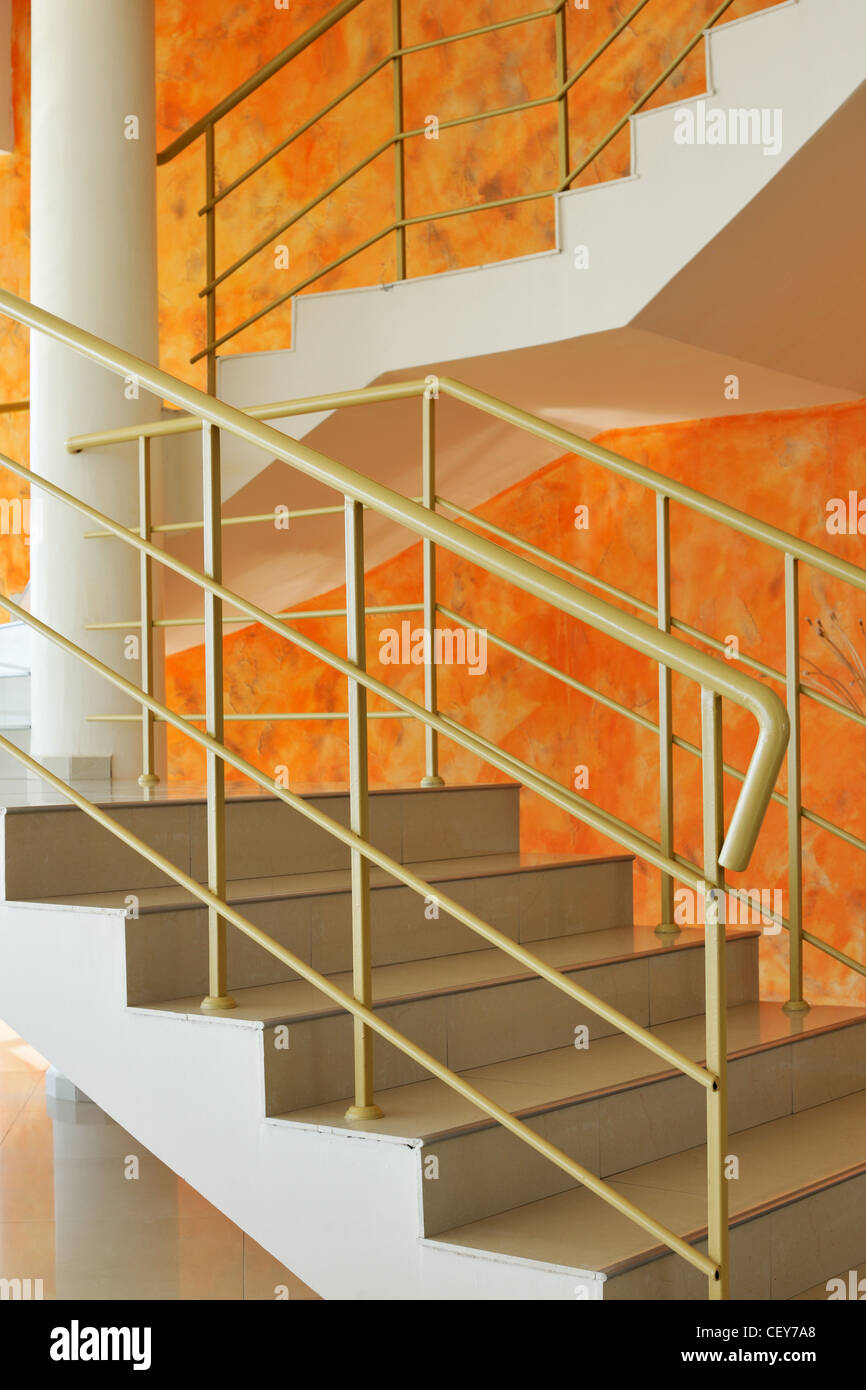 Treppen in Villa mit orange Farbe Wände Stockfoto