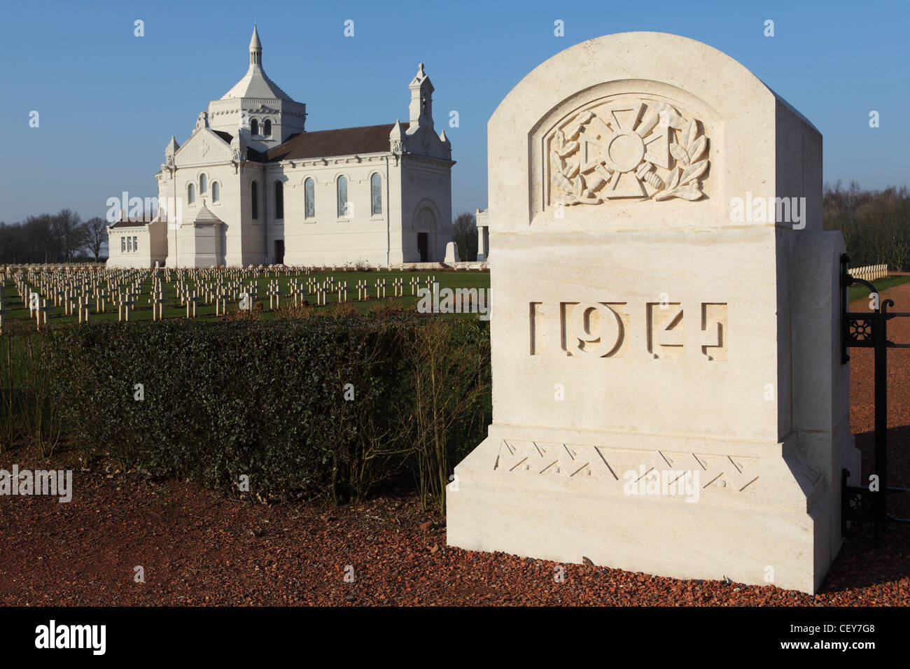 Das Tor des französischen nationalen Soldatenfriedhof in Notre-Dame de Lorette, Ablain-Saint-Nazaire, Frankreich. Stockfoto