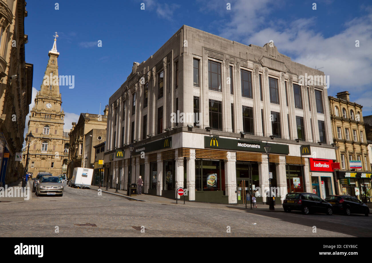 McDonalds in Halifax, ein 1930er Jahre Art Deco Gebäude, die errichtet wurde, um ein Zweig der Burtons Schneider sein. Stockfoto