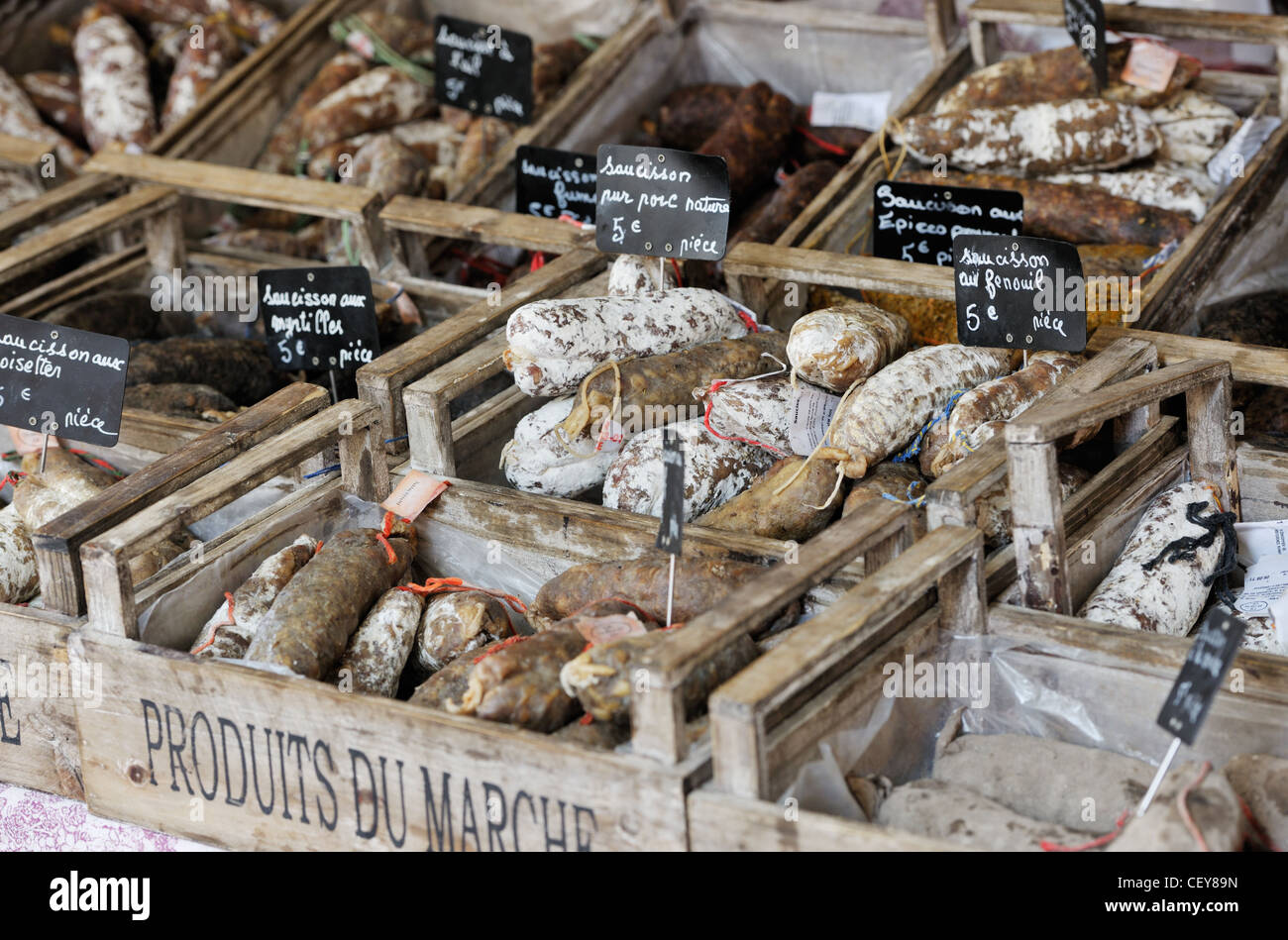 Zufällige französische Sauseges im ländlichen Provence Markt, Stadt Aix en Provence Stockfoto