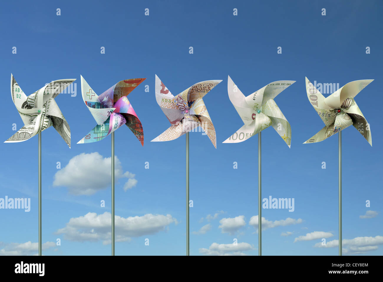 Spielzeug-Windmühlen aus fünf großen Welt Banknoten über blauen Himmel geschnitten Stockfoto