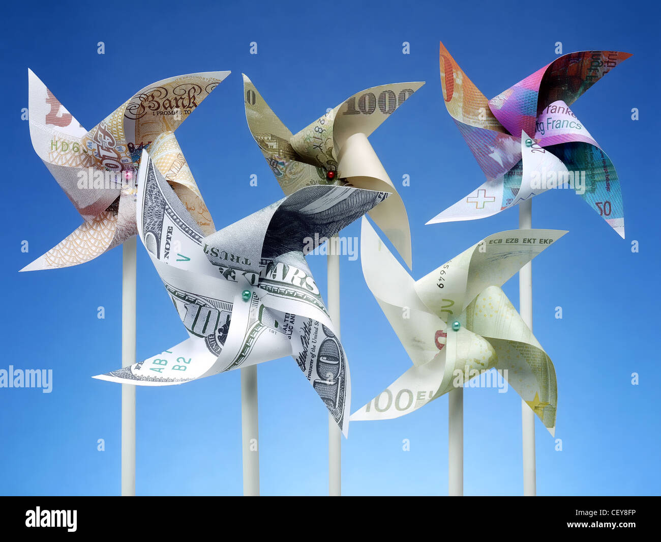 Spielzeug-Windmühlen aus fünf großen Welt Banknoten über blauen Himmel geschnitten Stockfoto