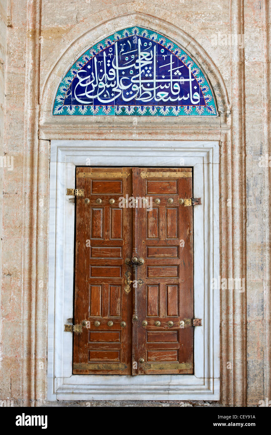 Alte Holztür mit muslimischen Ornamenten in Selimie Moschee Stockfoto