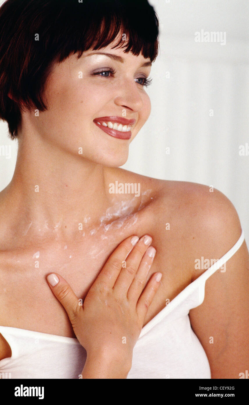 Ein Blick auf die richtige Anwendung Feuchtigkeitscreme an ihre Brust weiblich Stockfoto