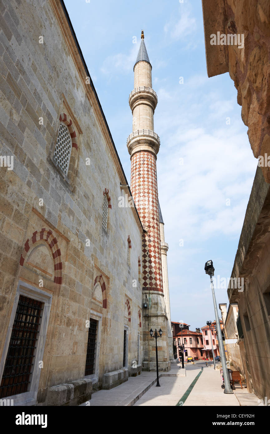 Gasse mit Minarett der Sherifili Moschee in Edirne, Türkei Stockfoto