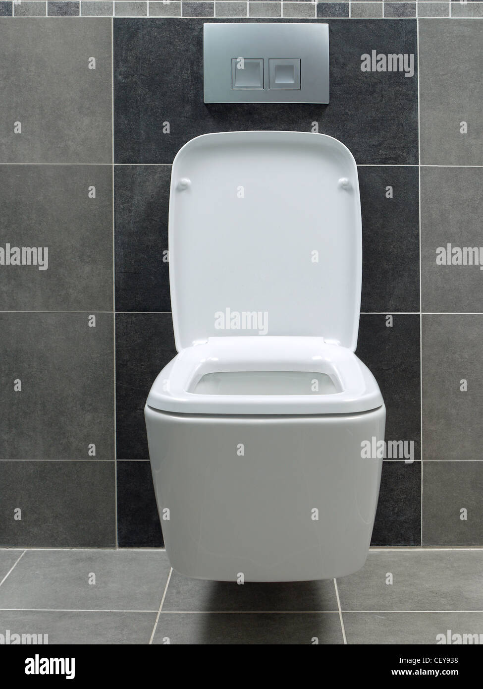 Wand weiß WC-Keramik in grau gekachelte Badezimmer Stockfoto