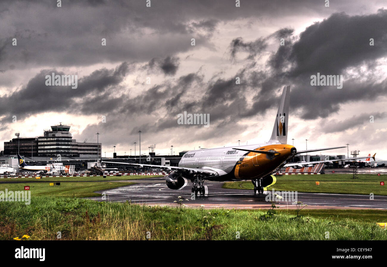Monarch Flugzeug Taxi-Ing in Manchester terminal 2, Lancashire, UK Stockfoto