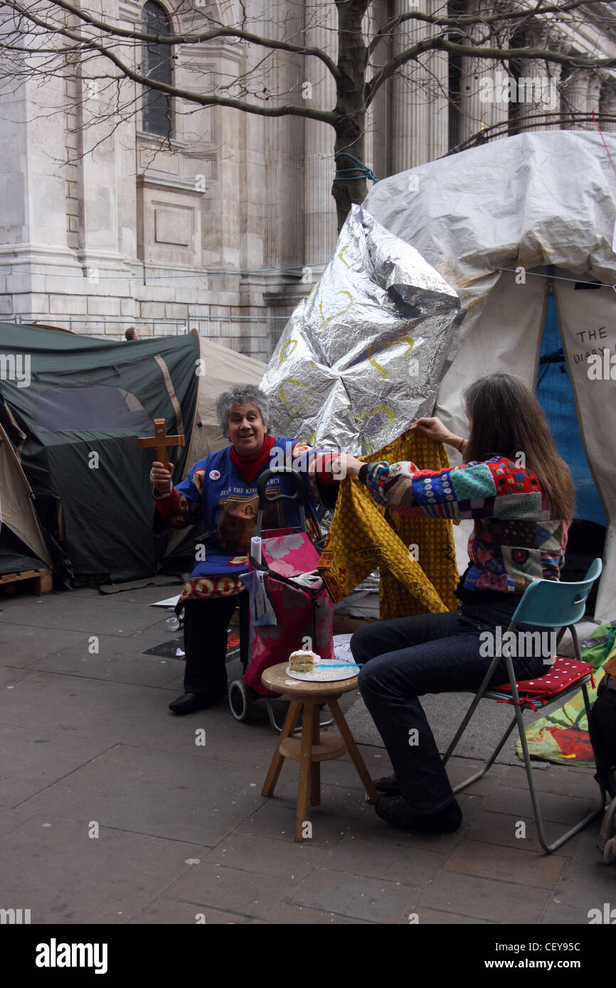 Zwei Demonstranten im Lager besetzen Londoner St. Pauls Cathedral in London Stockfoto