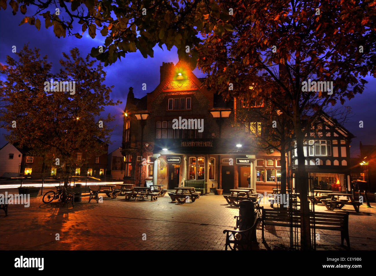 The Mulberry Tree Pub Stockton Heath, South Warrington, Cheshire UK in der Abenddämmerung, WA4 2AF Stockfoto