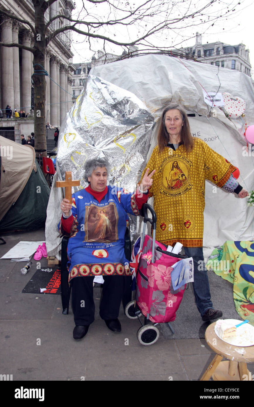 Zwei Demonstranten im Lager besetzen Londoner St. Pauls Cathedral in London Stockfoto