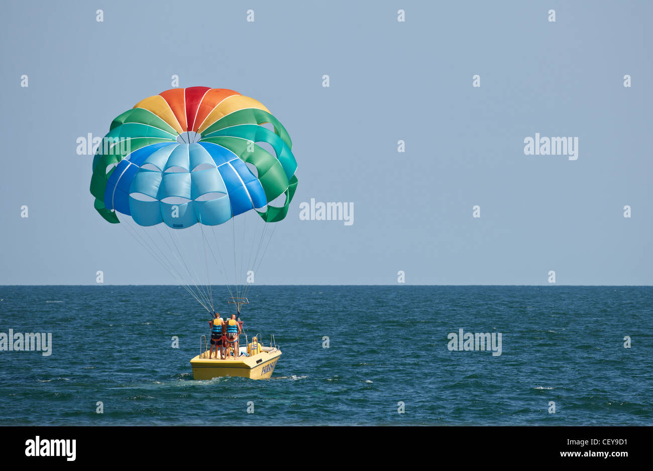 Parasailing Fallschirm und Boot auf dem Wasser Stockfotografie - Alamy