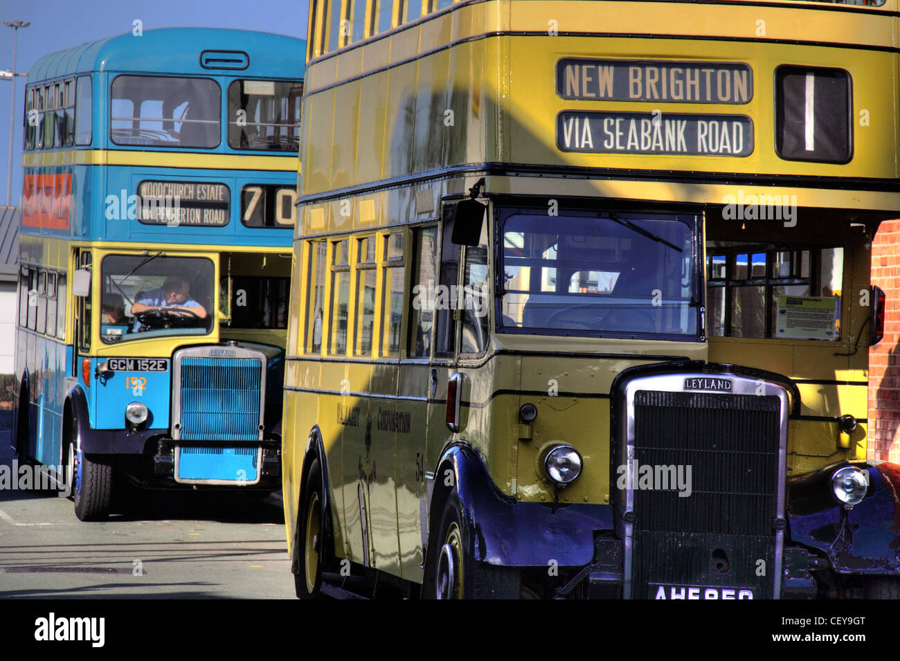 Alten Leyland Wirral Doppeldecker-Busse in blau und gelb Birkenhead New Brighton AHF 850 und GCM 152E Stockfoto