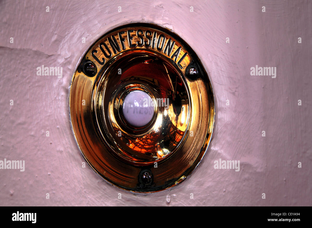 Katholische Beichtglocke in der St. Wilfrids Catholic Church, 142 Witton St, Northwich, Cheshire, CW9 5NP CW95NP Stockfoto