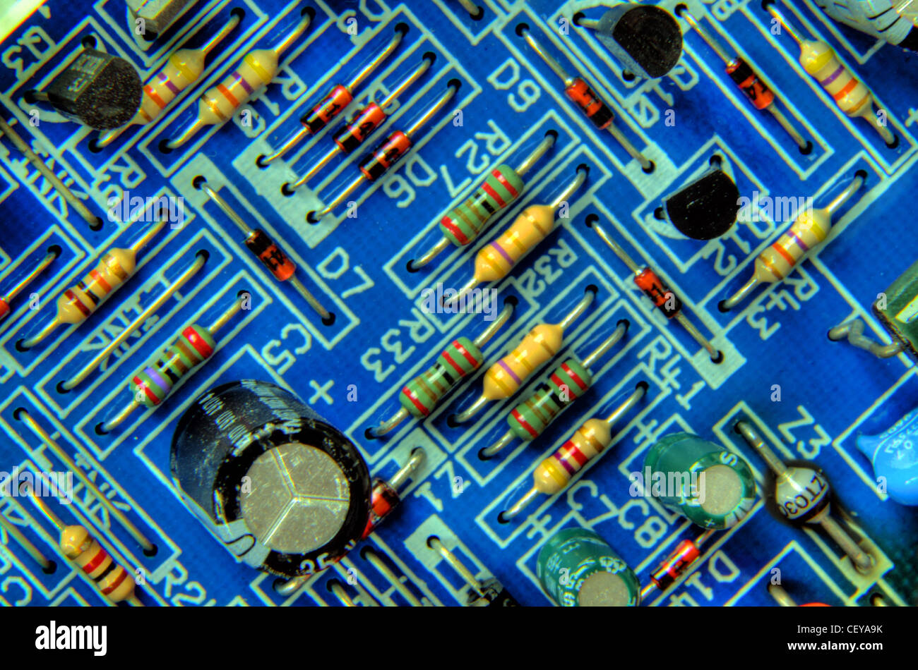 Blau gedruckte Schaltung mit Widerständen, Kondensatoren und Transistoren aus Worcester Bosch Zentralheizungskessel Stockfoto