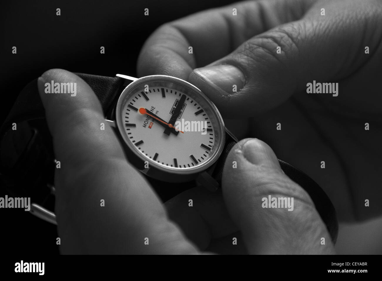 Zurücksetzen einer Uhr für die Sommer-/ Winterzeit oder britische Sommerzeit BST um eine Stunde im März und Oktober. Stockfoto