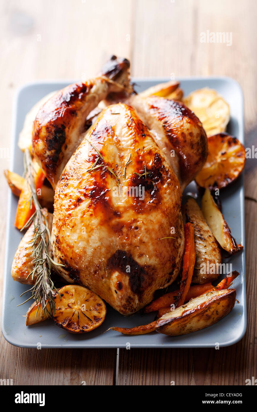 ganz gebratenes Huhn Stockfoto