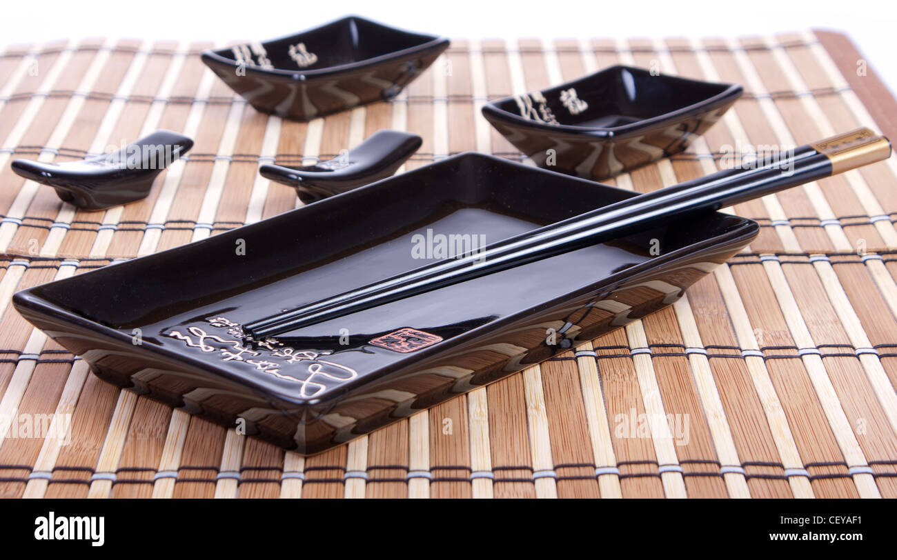 Sushi Set von Cups und Stäbchen. Selektiven Fokus. Stockfoto