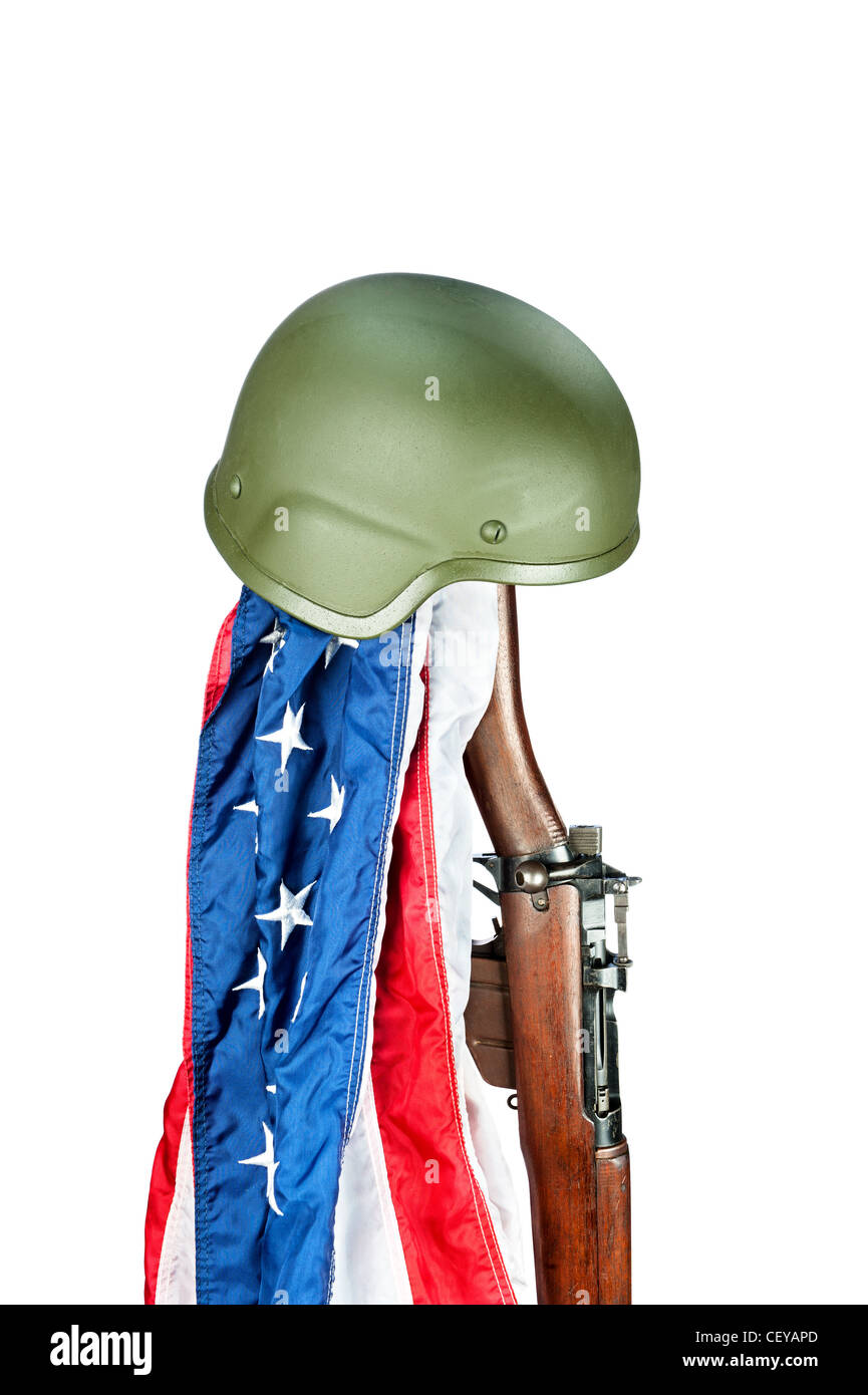 Militärhelm auf alte WWII Enfield Gewehr mit amerikanischen Flagge Stockfoto