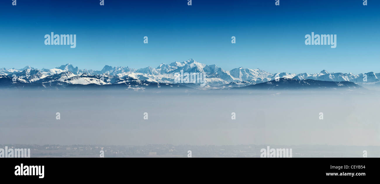 Panorama der Alpen mit dem Mt. Blanc in der Mitte Stockfoto Panorama der Alpen mit dem Mt. Blanc in der Mitte Stockfoto