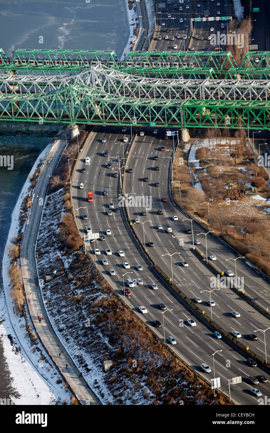 Der Hangang-Eisenbahnbrücke über den Fluss Han und Straße in Seoul, Südkorea Stockfoto