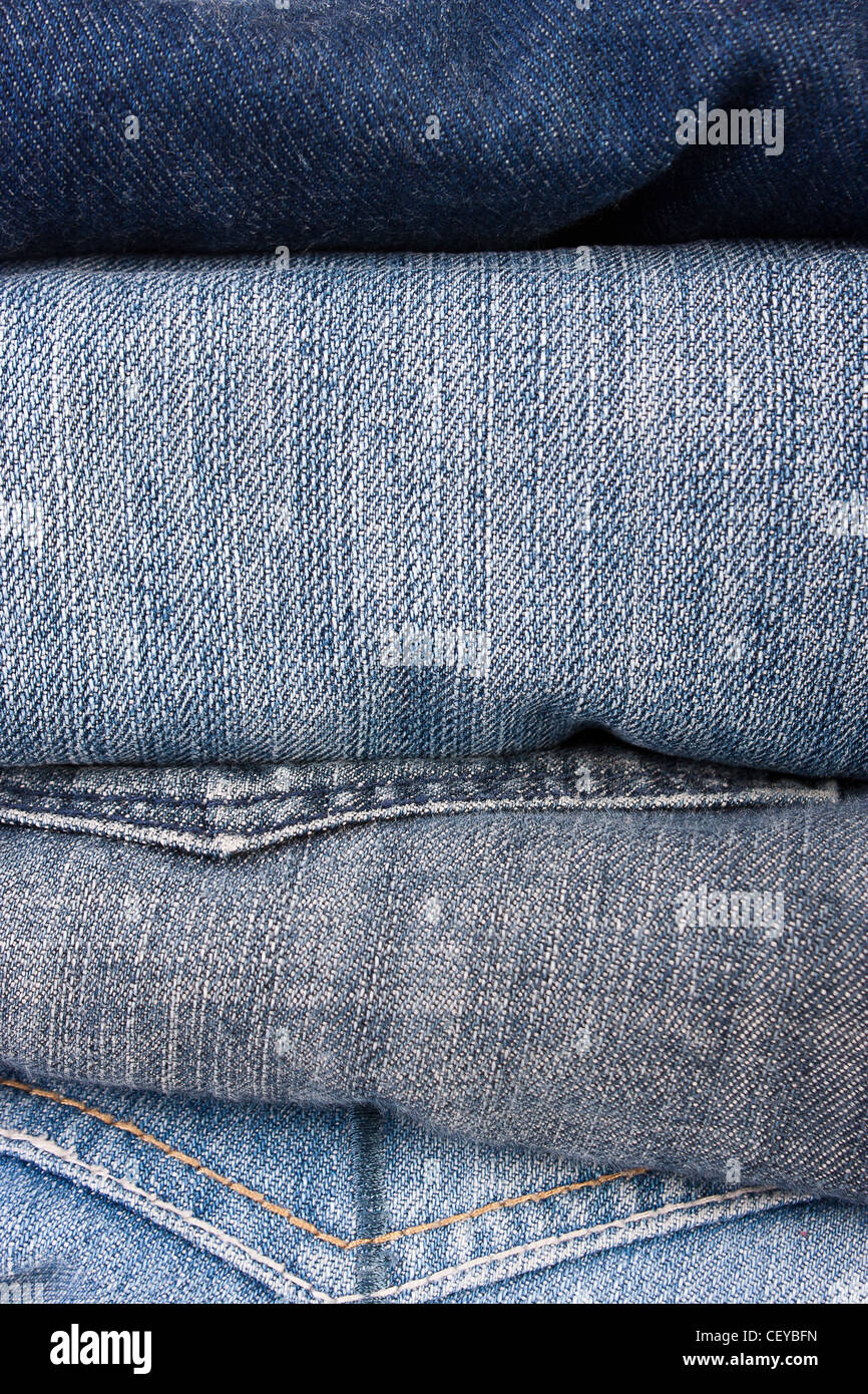 Stapel von alten blauen jeans Stockfoto